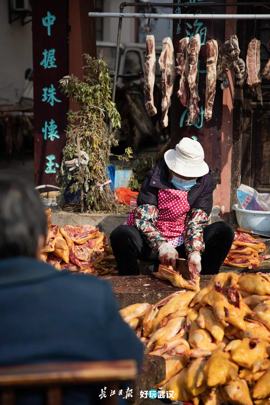 把腊肠和腊鱼串一串，串一个同心圆来过年