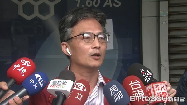 蘇偉碩上午11時赴AIT抗議反對萊豬進口