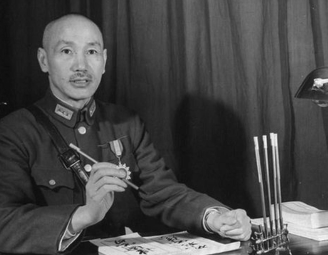 杜聿明向蒋介石报告：郭汝瑰是地下党，理由是家里沙发有补丁