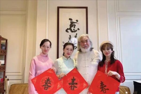 张纪中小31岁娇妻晒照，杜星霖肤白气质佳，小女儿正脸超可爱