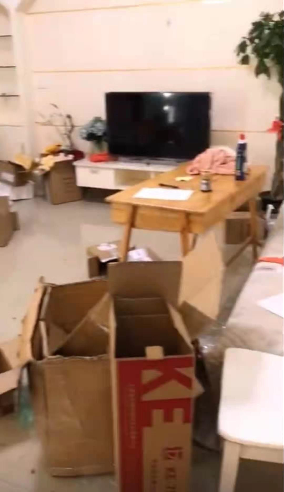 被直播间背景出卖，富婆李湘表面光鲜，却被爆