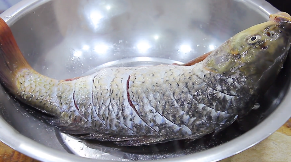 红烧鱼的家常做法，鱼肉鲜嫩入味，解馋又下饭，出锅连汤汁都不剩