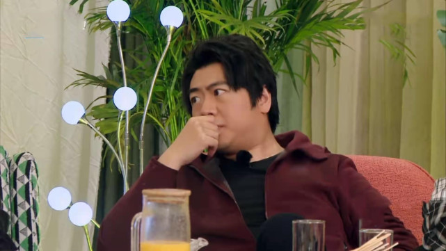 郎朗當爸後稱自己變化大，談及兒子滿臉幸福，一家三口合照罕曝光