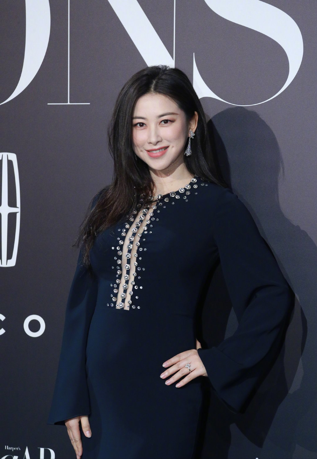 芭莎礼服夜：杨颖翻车，倪妮平淡，胜出的是穿国货的赵丽颖张小斐