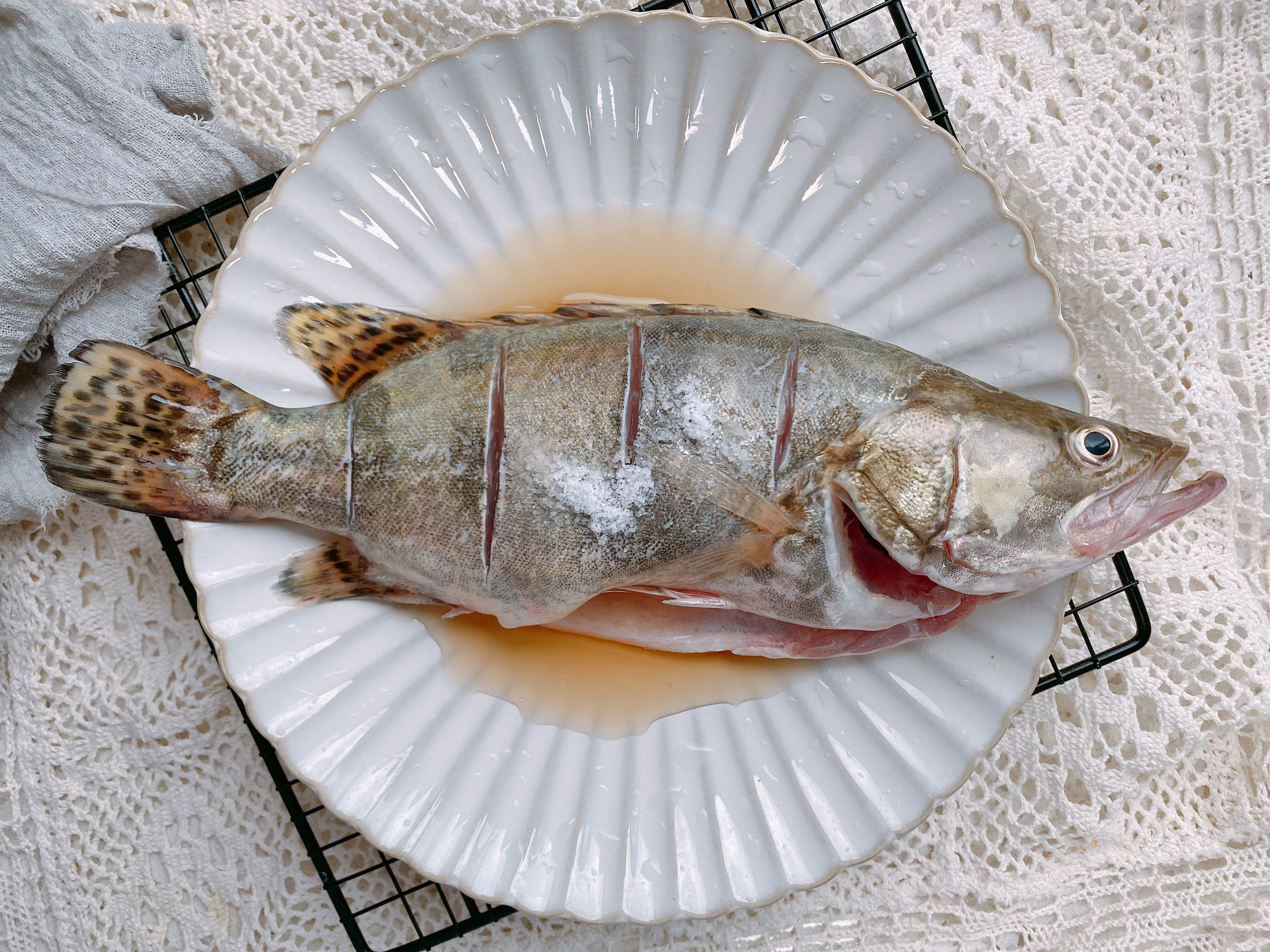 清蒸魚看似簡單，卻有不少技巧，3個要點1次掌握，魚肉鮮嫩不腥