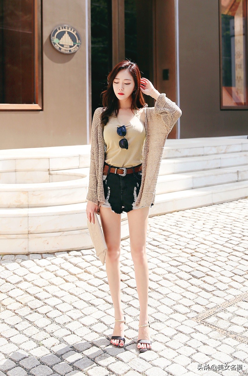 掛脖小背心牛仔短褲，曼妙背影露出小性感