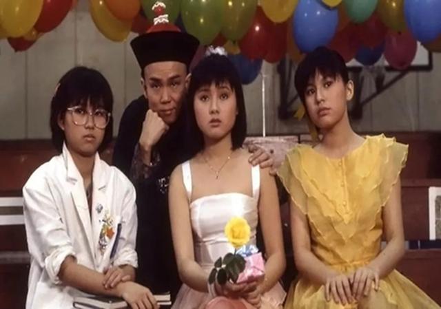 74黄百鸣老当益壮，冒雨携三位辣妹海上聚会，六块腹肌好抢镜