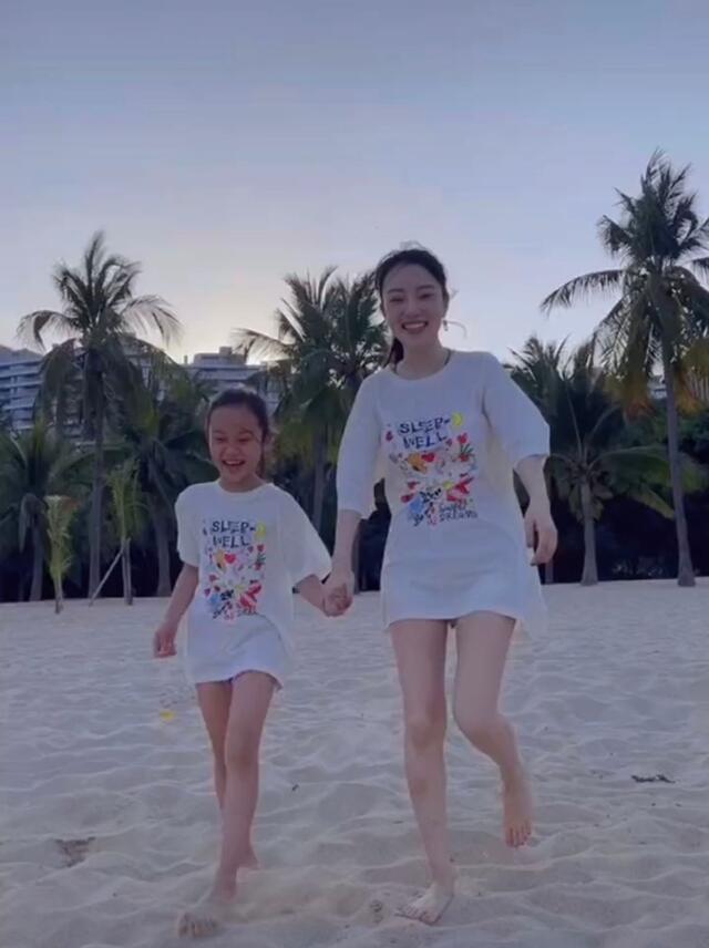 【李小璐带甜馨春游】女儿卫衣不到200块网友吐槽为什么不上学