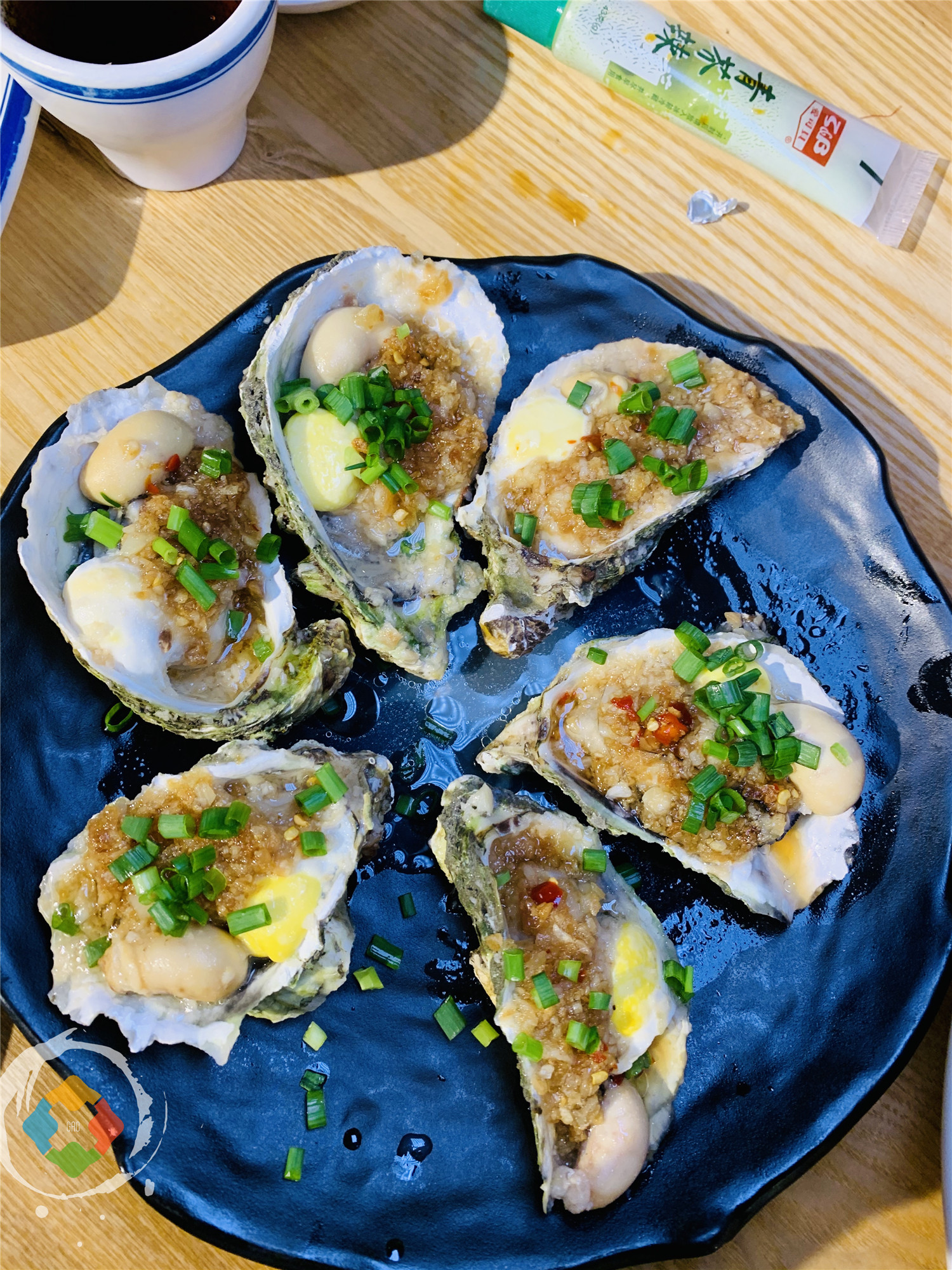 为什么重庆人要在大排档养生？一边吃着小龙虾生蚝，一边喝着热粥