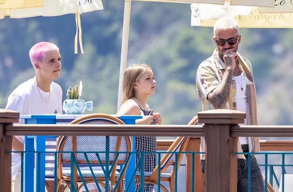 贝克汉姆一家出游意大利！穿彩虹衬衫胜似小鲜肉，嫩过16岁克鲁兹