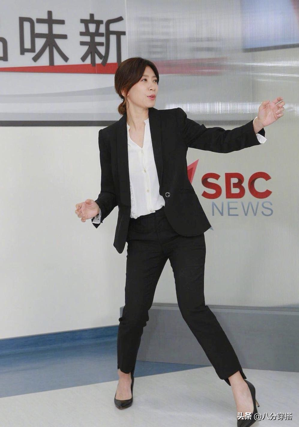 賈靜雯攜修傑楷亮相，穿一字肩連衣裙優雅溫柔，真有女神範