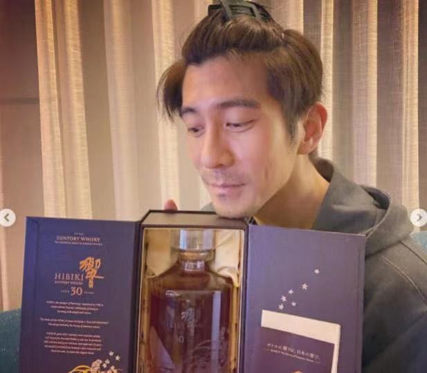 賈靜雯為老公慶生，曬出兩個蛋糕，一家人幸福和睦