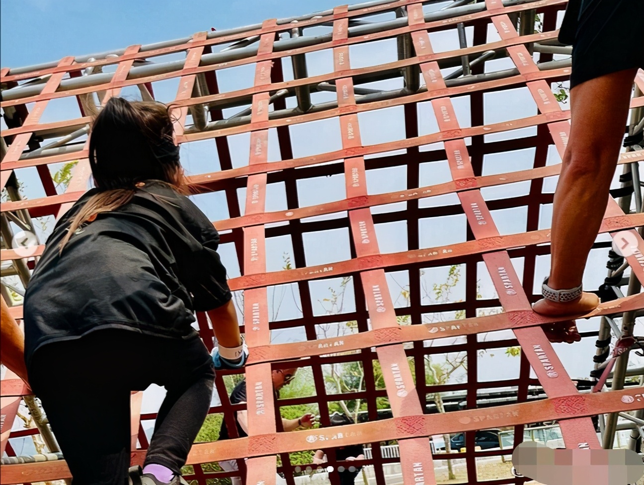 周杰倫昆凌帶一雙兒女野外拓展訓練，小兒子正臉肉嘟嘟超可愛