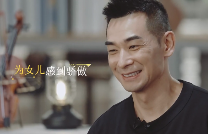 赵文卓与女儿同框飚热泪，机场匆匆见面就分开，49岁硬汉也很柔情