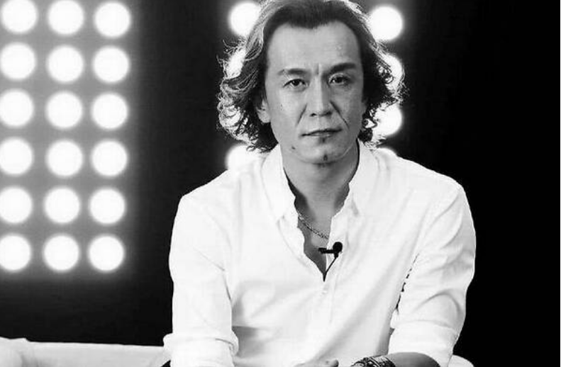 在美国做完最后一次化疗后，李咏握着妻子的手