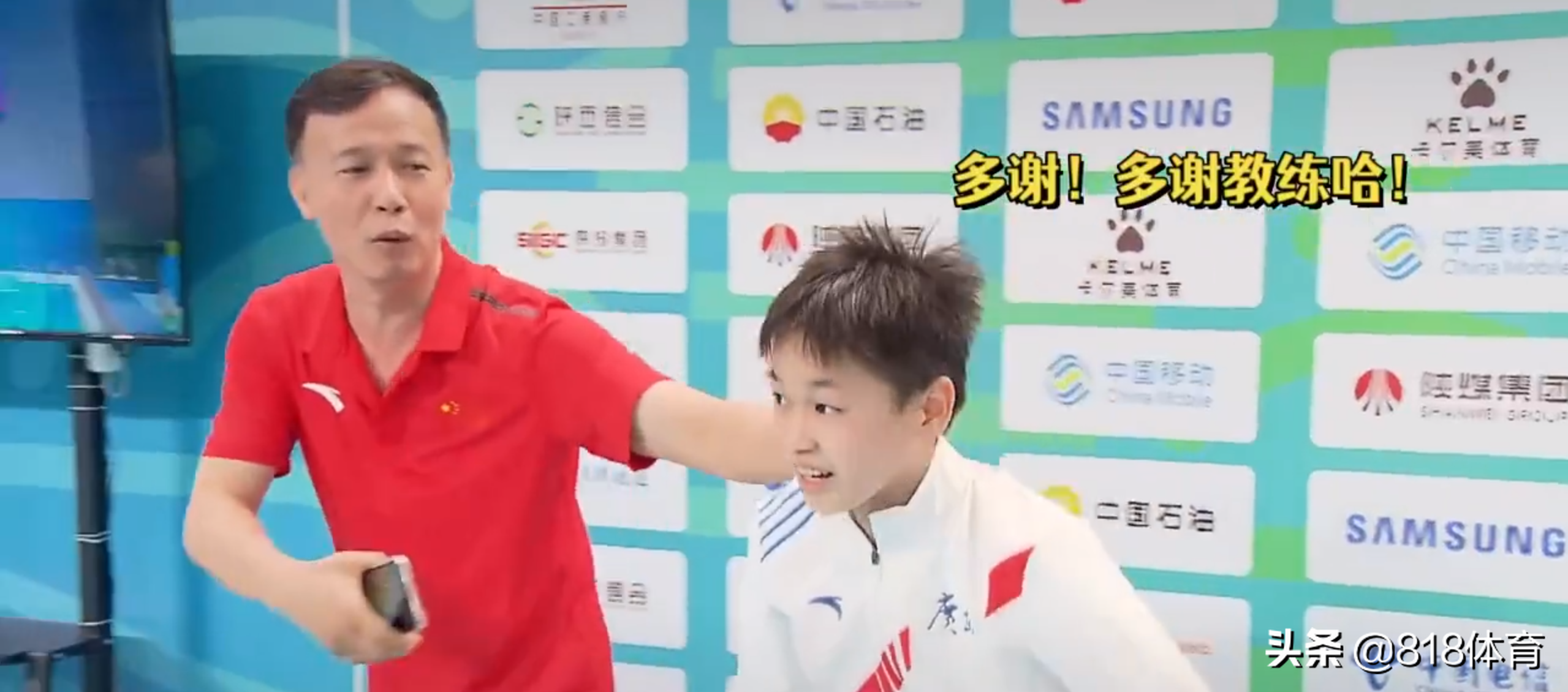 可爱!全红婵经过混采区被记者拉着采访,何教练赶紧薅衣领将她拽走