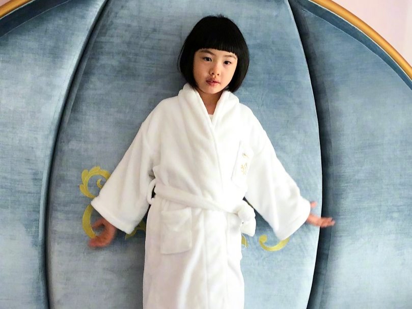 朱茵曬女兒近照，和爸爸宛如“複製粘貼”，只可惜了女神的好基因