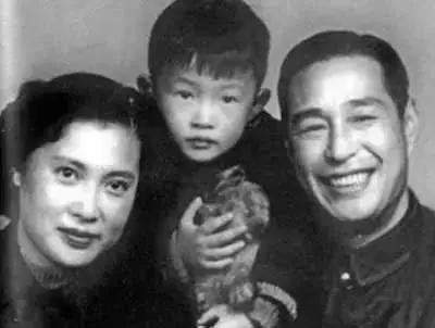 100岁的秦怡，满头白发仍美丽，婚姻家庭不幸，她是如何保养的