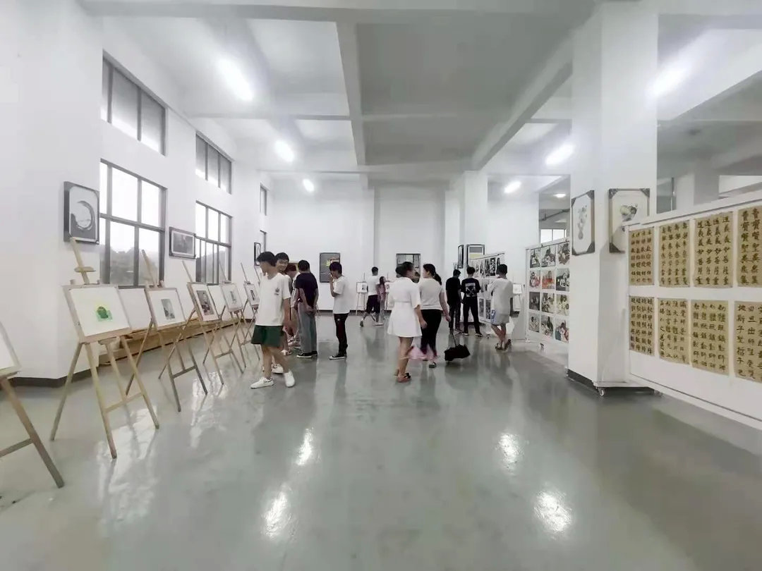 描绘多彩青春——记江西美术专修学院期末作品展
