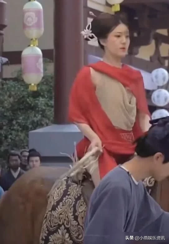 赵露思拍戏，不小心惊到马，谁注意她的反应？