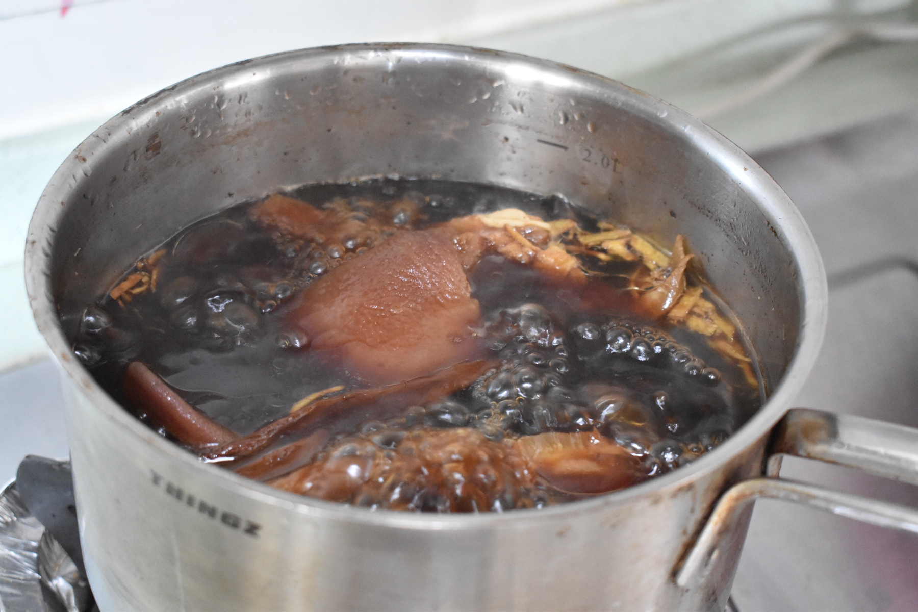 猪身上这肉柔韧又脆富含胶质，先卤后炒味道鲜香，美容下酒棒极了