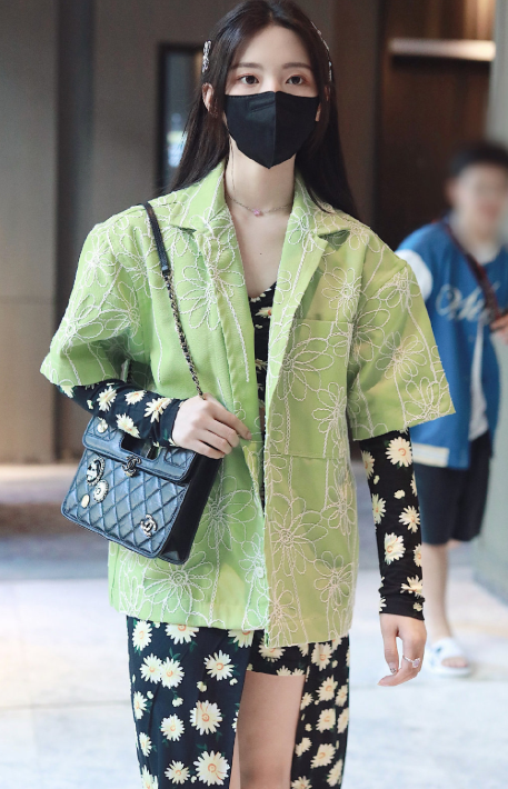 杨超越发现正前方有镜头拍她，故意对镜撩开裙