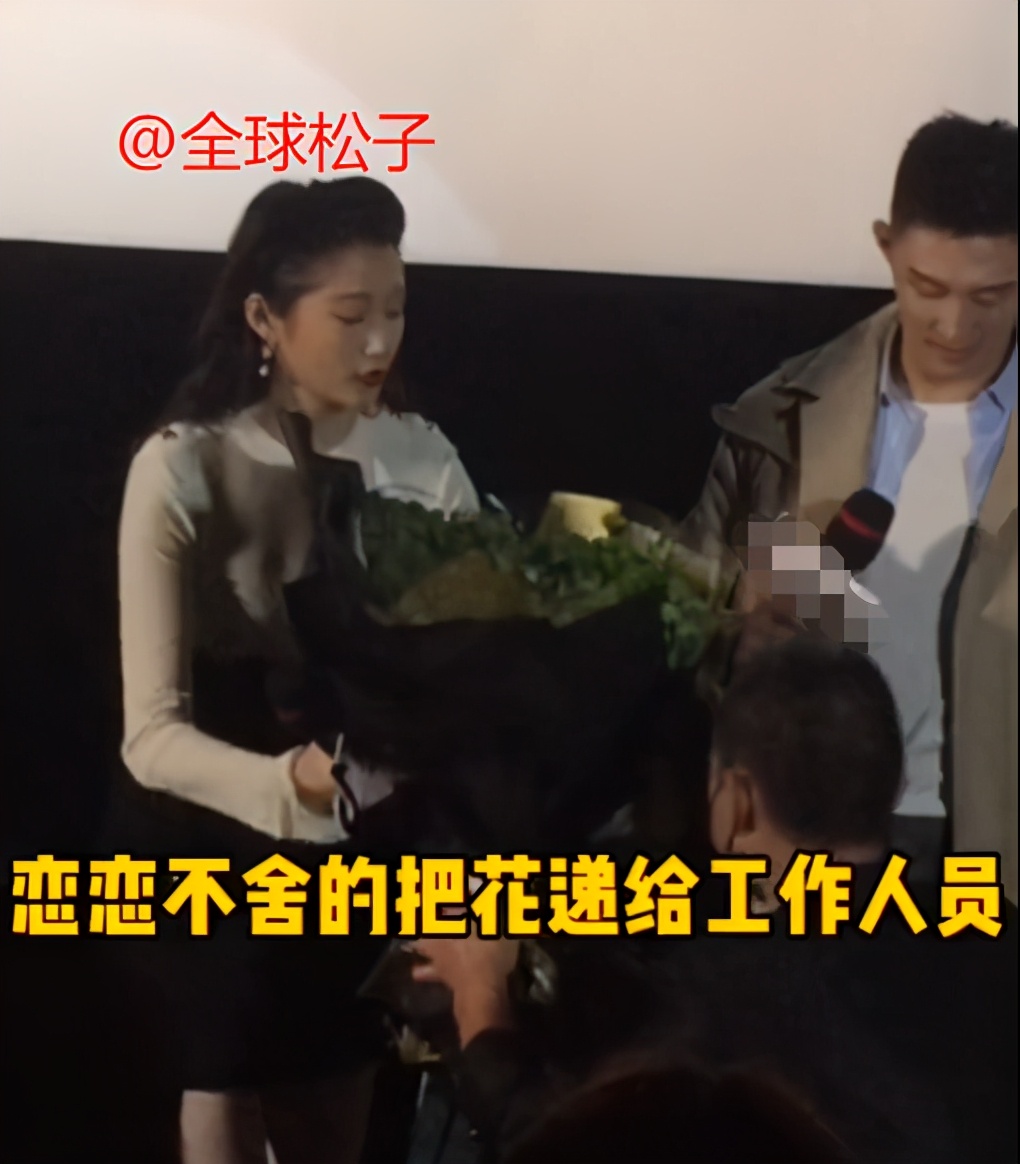 男粉送一大捧香菜，关晓彤开心接受，称愿意做“香菜格格”