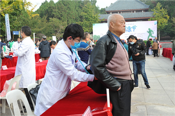 徐州市中医院专家走进彭祖园开展义诊及中医药宣传服务活动
