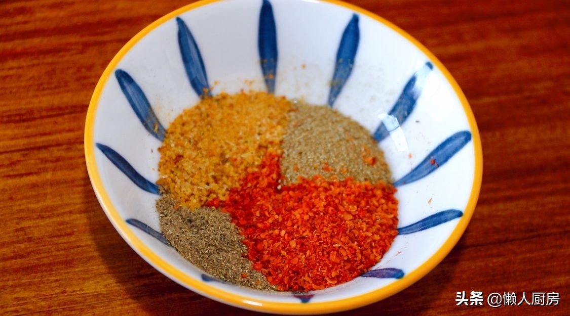 土豆不用炒，撒點辣椒面和燒烤粉，比炸著吃的省油，鹹香軟糯