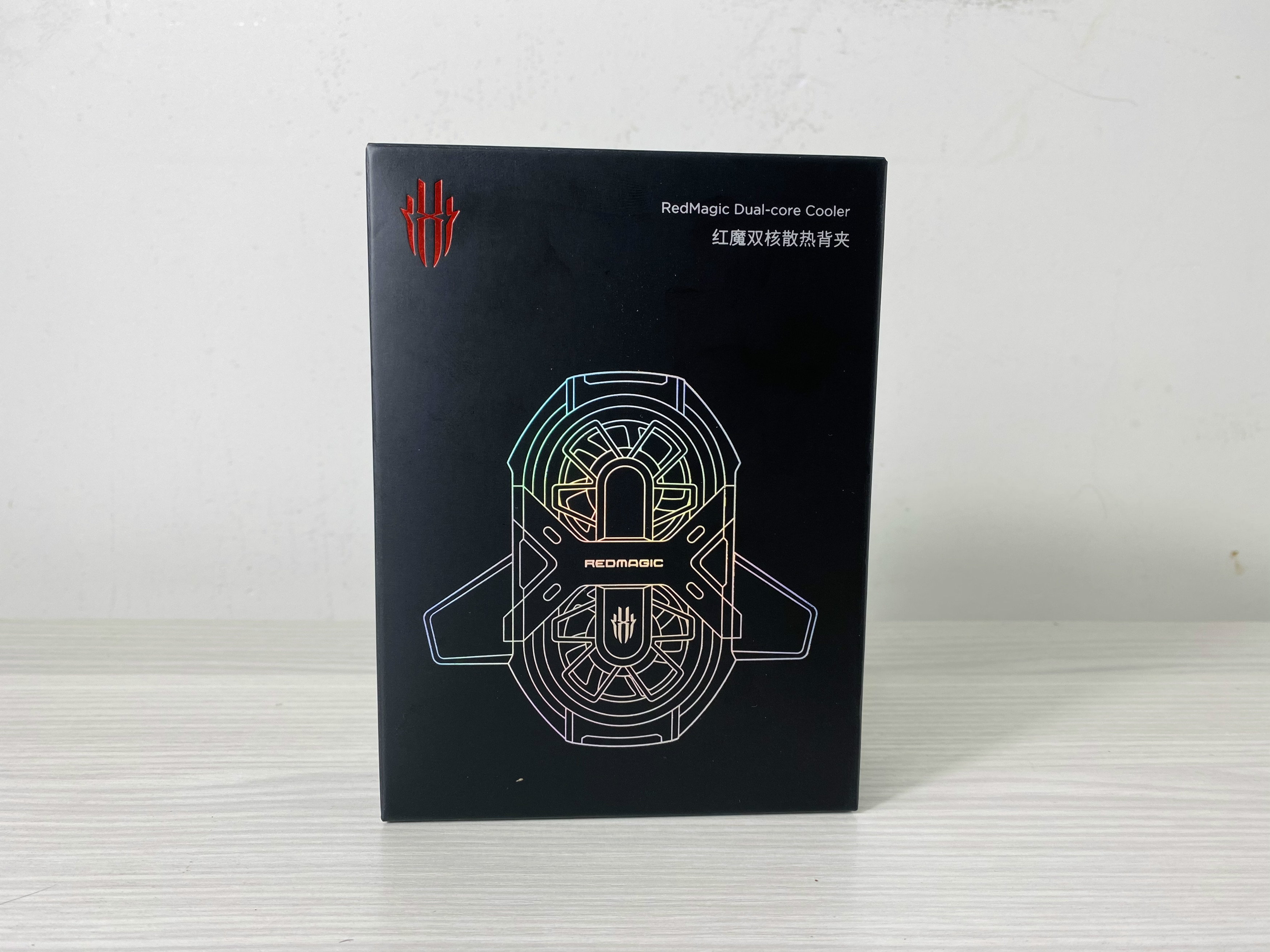 红魔双核散热背夹：疾速降温，给发烫的手机装上空调