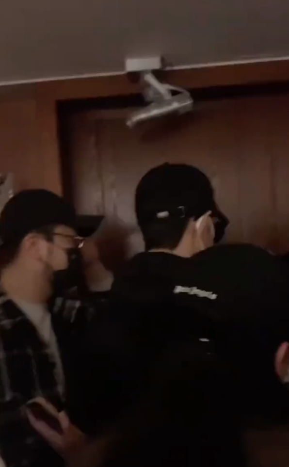 The fact that resemble battle is miserable! Knock off by bastard block up in hotel room entrance, the password returns doubt to be like be pressed to enter by chaos do not go