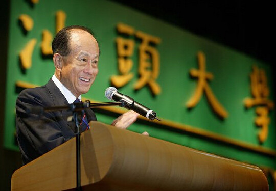 在英国亏掉上千亿后，李嘉诚回来抄底了，花百