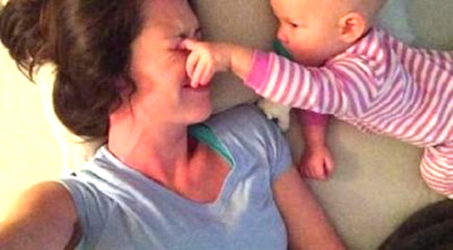 宝宝的5个举动看似粗暴，实则是对妈妈表达浓浓爱意，妈妈别误会