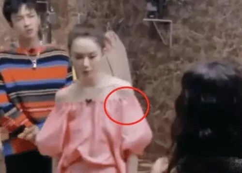 吉克隽逸到底多精致？全身涂满高光，居然不小心蹭脏戚薇裙子？