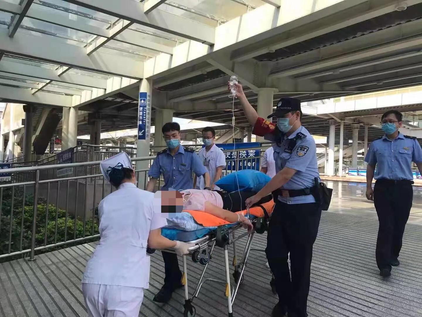 “我为群众办实事”-桂林北所民警联合多部门救助发病旅客 群众,实事,桂林,桂林北,林北