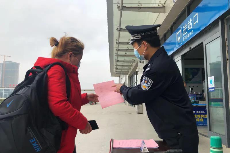 情暖回家路 北海铁警为旅客送祝福 情暖,回家,家路,北海,铁警