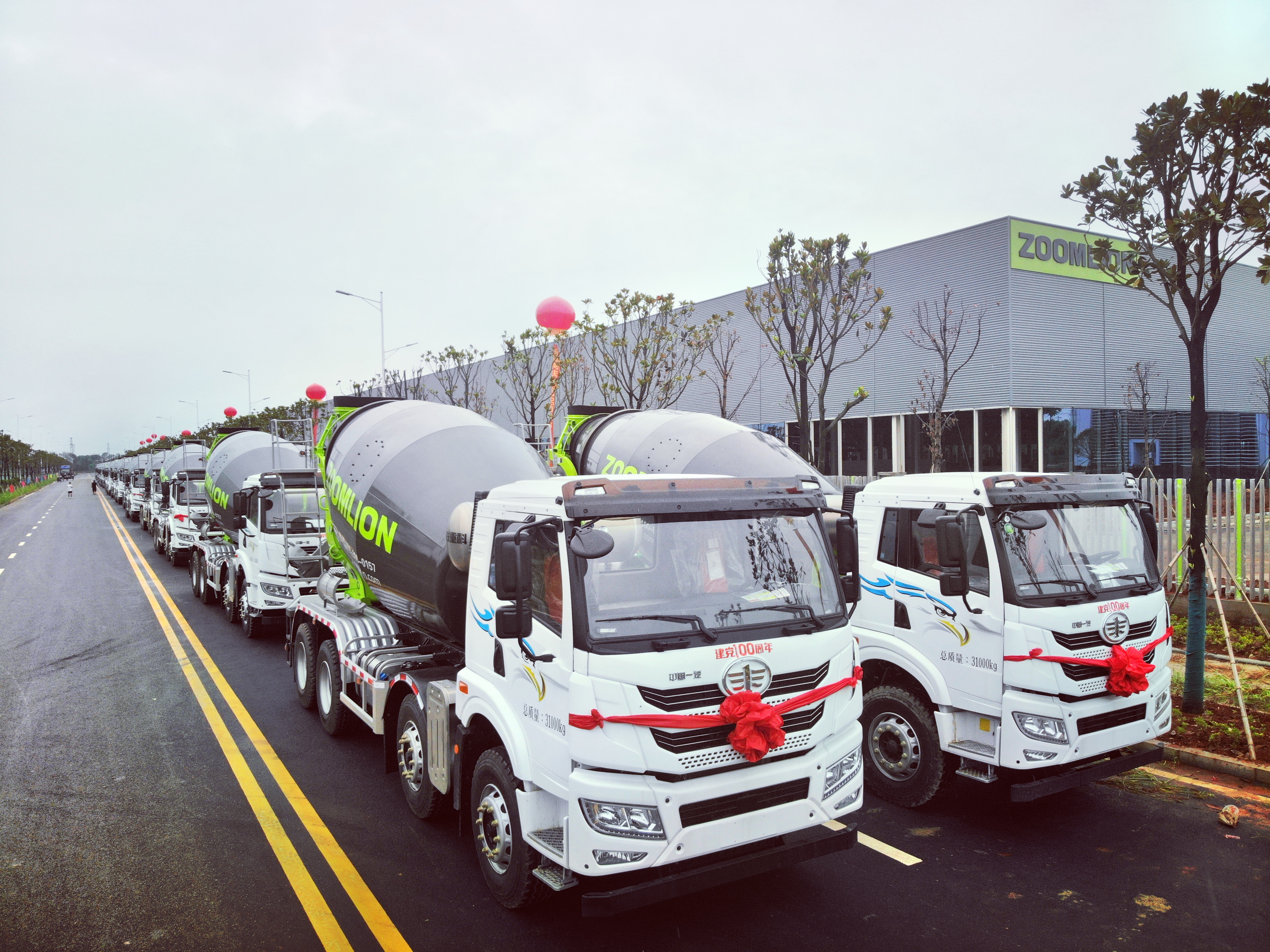 “天涯海角”遇见极光绿 南宫·NG28重科百台国六搅拌车批量发车