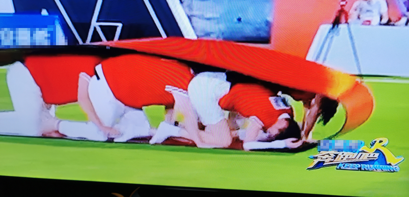 张大大参加跑男，玩游戏公然占黄龄便宜，看到