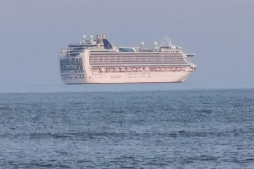 德國柏林雨後天空出現了多個“棉花糖”，裏麵有啥？科學解釋來了