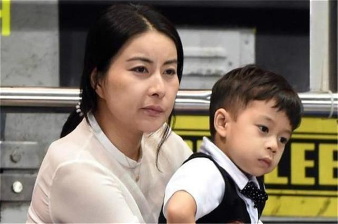 有種“炫富”叫郭晶晶養娃，不曬物質曬教養，網友看到娃後：懂了