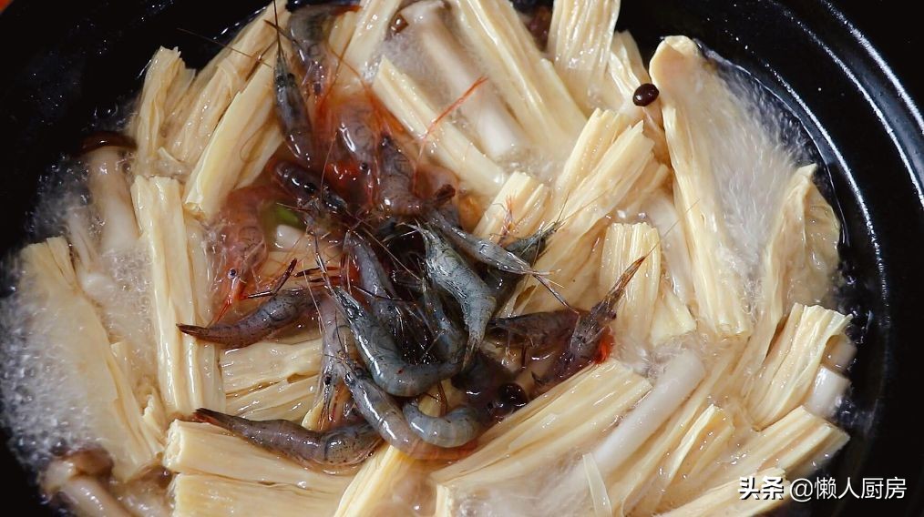 做饭怕麻烦？教你三鲜腐竹的懒人做法，吃起来清爽，没有油腻感