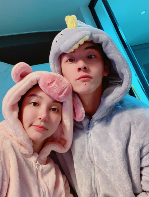 李雨|薛之谦前女友李雨桐宣布当妈 晒宝宝正面照长相乖巧可爱