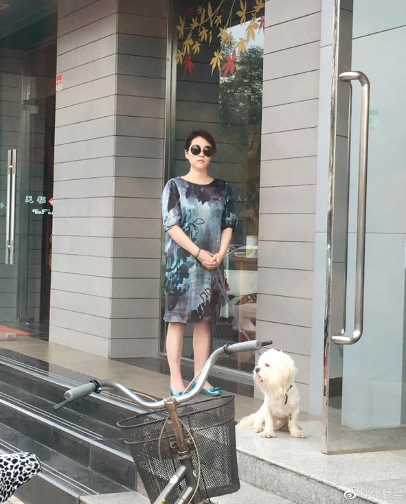 张碧晨大孕肚照曝光，怀孕期间遭华晨宇粉丝诅咒，产后恢复超神速