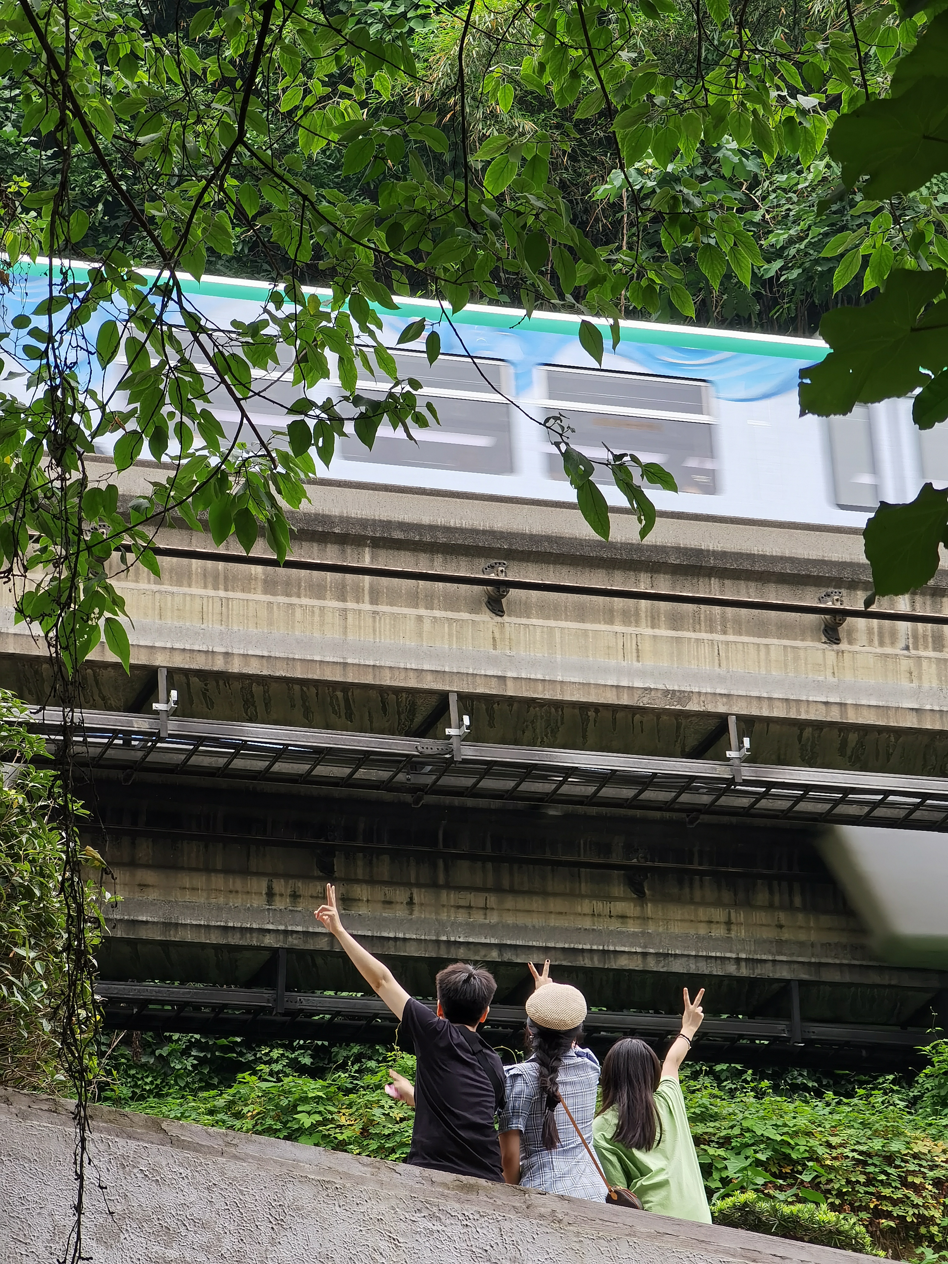重庆旅游攻略：藏在李子坝背后的秘密基地，只看单轨穿楼就亏了