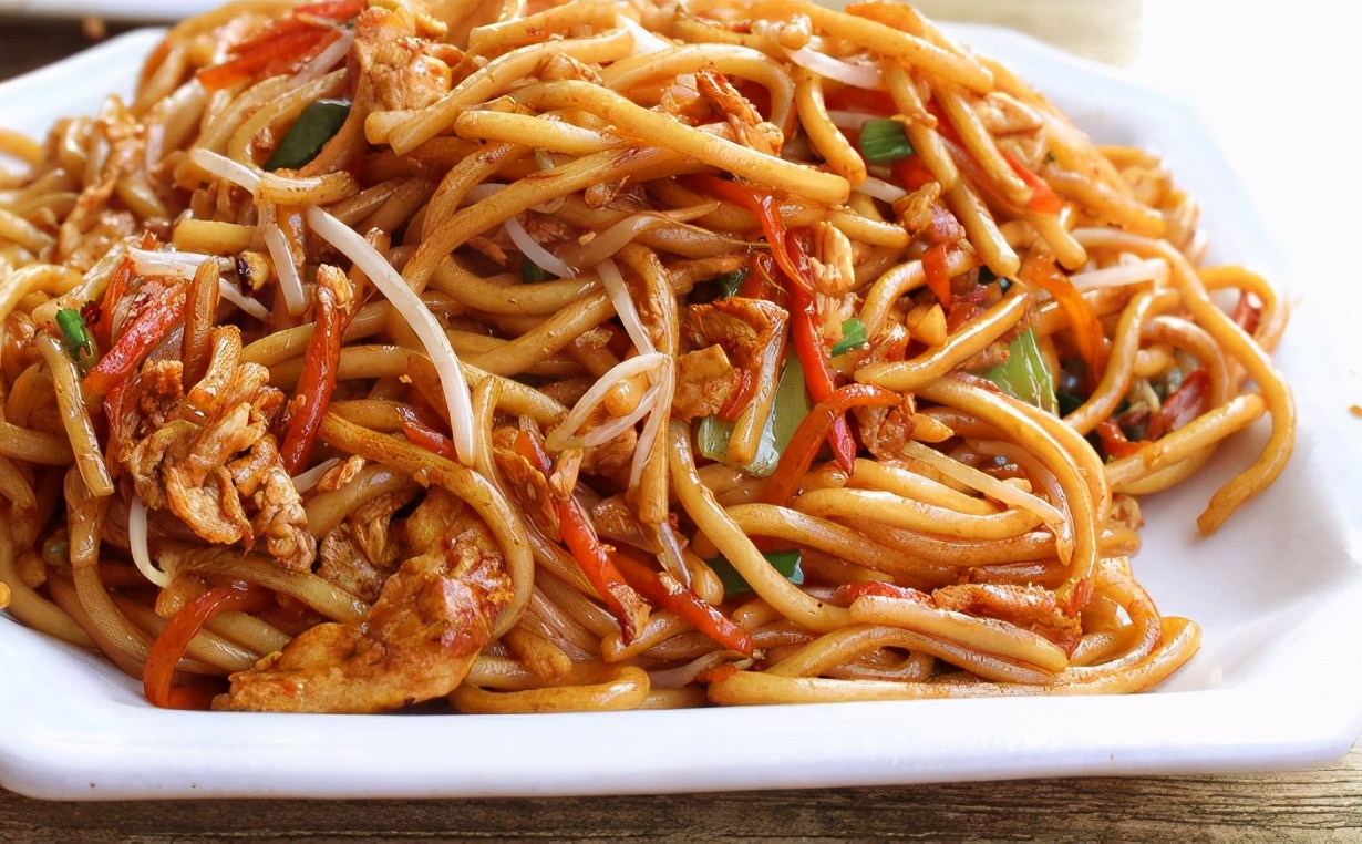 Full of nutritious home-cooked fried noodles, no less than three bowls of delicious, with garlic more attractive, drooling