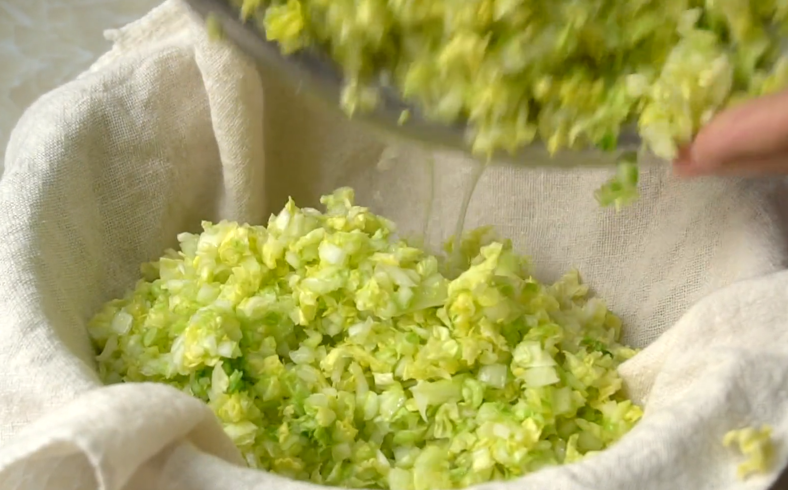 白菜這樣吃真過癮，不發麵不燙麵，一折一卷就搞定，比包子還好吃