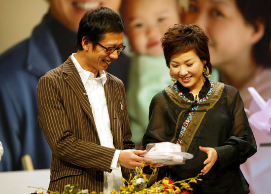 前央视主持人，负债200万后创办乐蜂网，今亿万