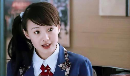 郑爽机场造型上热搜，又酷又飒男友风，颜值再次破新高！