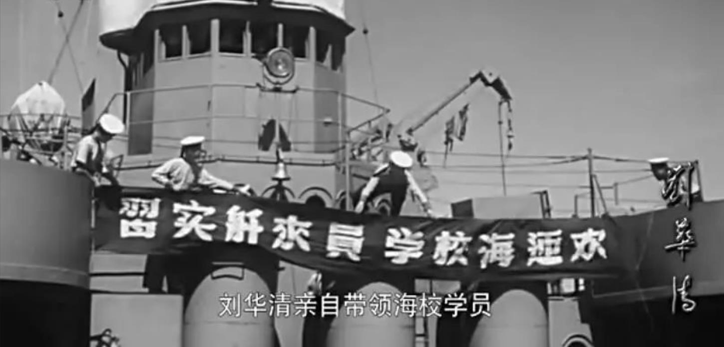 刘华清：64岁踮起脚看别人航母，让人心酸，晚年