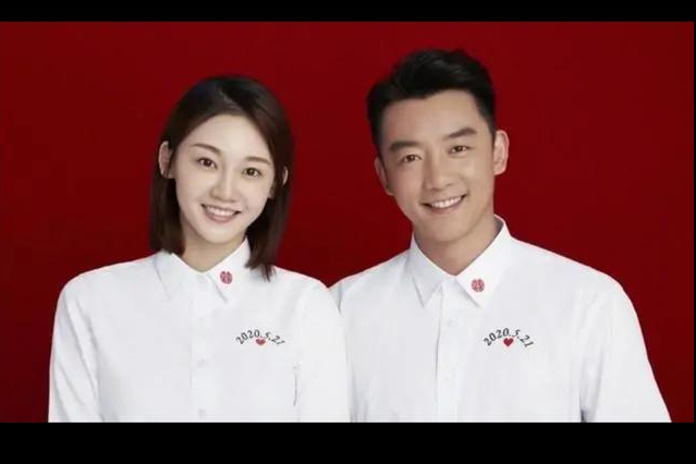 郑恺带妻子参加酒局,被拍醉酒状态现身街头的照片